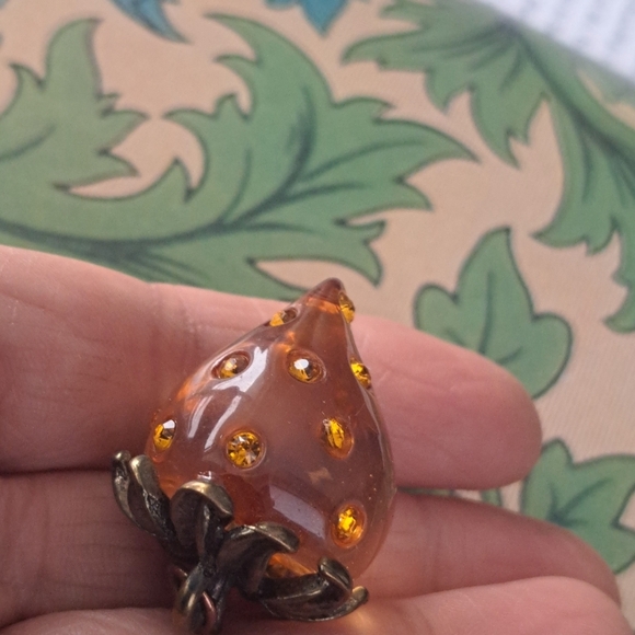 Kenneth Jay Lane lucite strawberry unmarked - Picture 5 of 7